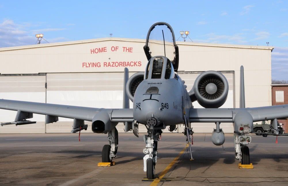 美國A-10疣豬攻擊機(jī)的威力與傳奇，美國A-10疣豬攻擊機(jī)的威力與傳奇，戰(zhàn)斗機(jī)的傳奇表現(xiàn)與實(shí)戰(zhàn)威力