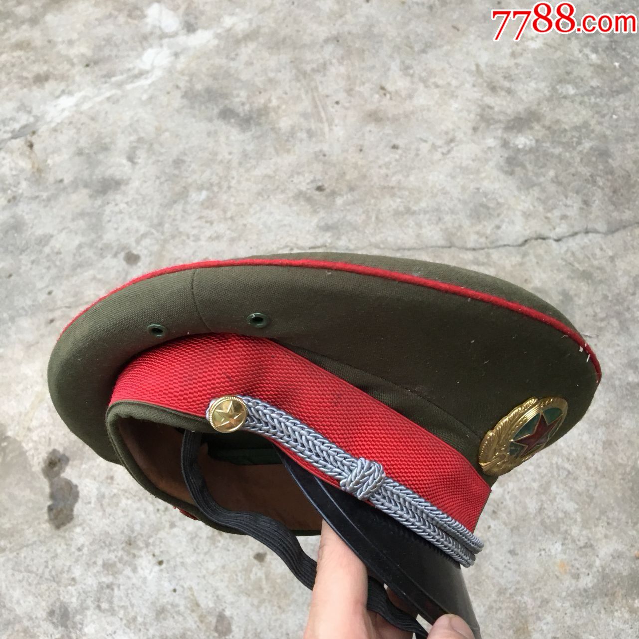 軍官與士官帽子圖片，歷史、象征與差異，軍官與士官帽子詳解，歷史背景、象征意義及差異圖片展示