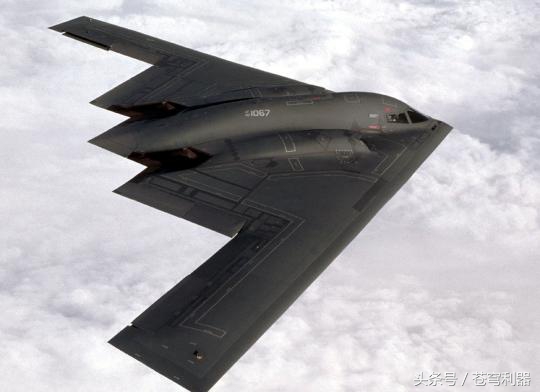 美B-2隱形轟炸機，飛行高度與神秘魅力，美B-2隱形轟炸機，神秘魅力與高超飛行高度揭秘