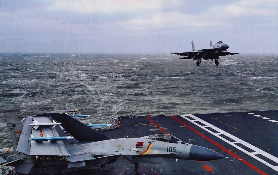 航母艦載機(jī)殲-15，中國(guó)海軍航空力量的璀璨明珠，中國(guó)海軍航空力量之驕傲，殲-15艦載機(jī)閃耀航母甲板