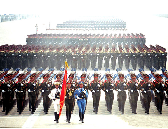 國慶閱兵方隊(duì)簡單畫，一筆描繪出的榮耀瞬間，國慶閱兵方隊(duì)一筆描繪的榮耀瞬間簡筆繪畫展示