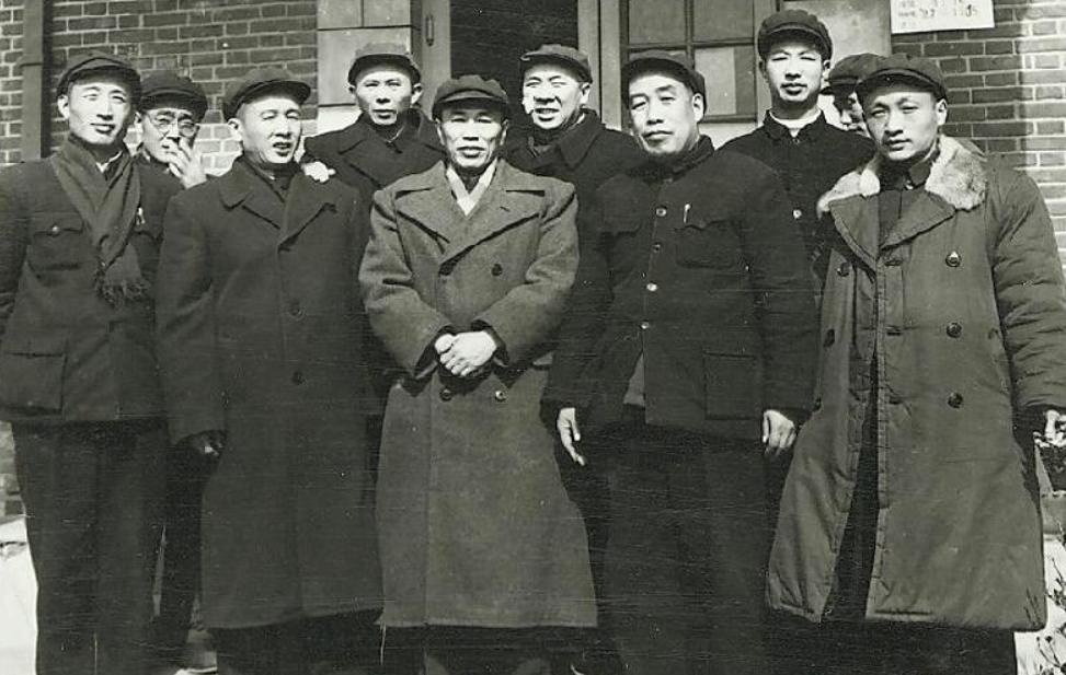 中國人民志愿軍，司令員兼政委的卓越領(lǐng)導(dǎo)，中國人民志愿軍司令員兼政委的卓越領(lǐng)導(dǎo)風(fēng)采