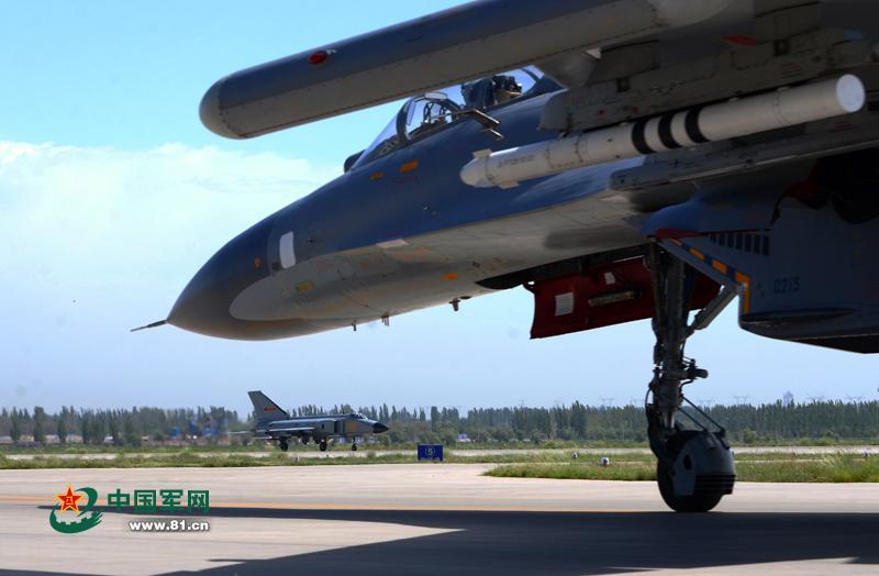 J10與J11在空中的較量，一場空戰(zhàn)的較量與對比，J10與J11空中對決，空戰(zhàn)較量與對比