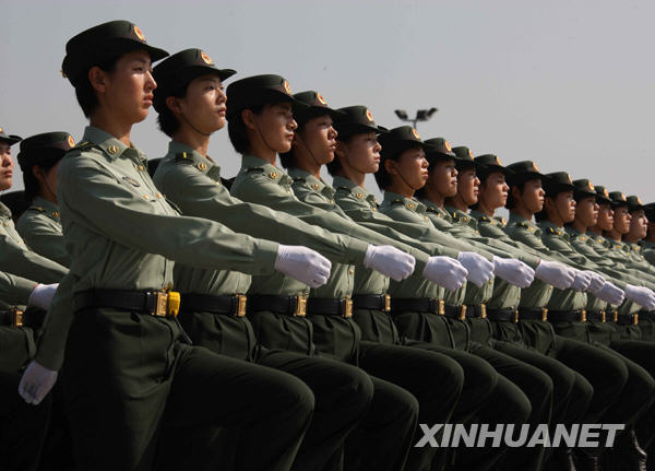 三軍女兵方隊紀錄片，展現(xiàn)新時代巾幗英雄的颯爽英姿，新時代巾幗英雄風采，三軍女兵方隊紀錄片展現(xiàn)颯爽英姿