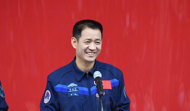 八一勛章個人獎勵，榮譽背后的力量與擔當，八一勛章背后的力量與擔當，榮譽與擔當?shù)碾p重贊歌