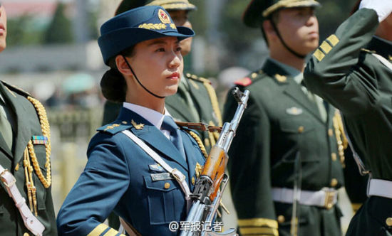 三軍儀仗隊(duì)程程，榮耀與擔(dān)當(dāng)?shù)南笳?，三軍儀仗隊(duì)程程，榮耀與擔(dān)當(dāng)?shù)牡浞? class=