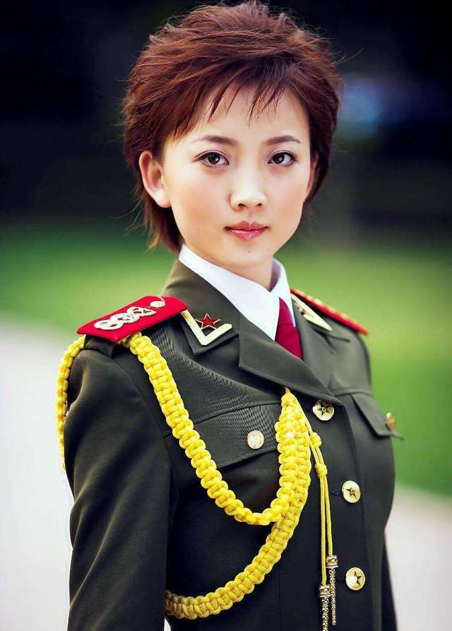 中國(guó)女兵最美照片集錦，堅(jiān)韌與柔美的獨(dú)特魅力，中國(guó)女兵堅(jiān)韌與柔美魅力照片集錦，展現(xiàn)最美風(fēng)采
