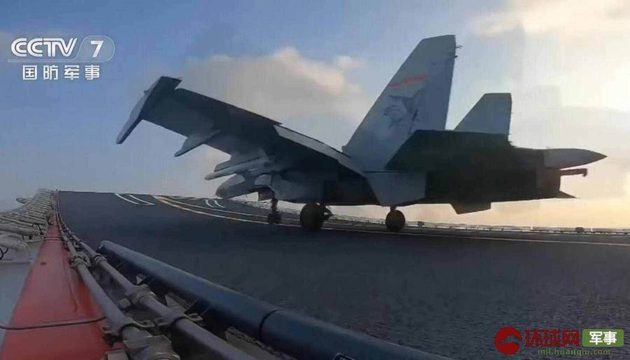 殲-15戰(zhàn)機(jī)在山東艦航母起降的輝煌歷程，殲-15戰(zhàn)機(jī)在山東艦航母起降的輝煌歷程揭秘