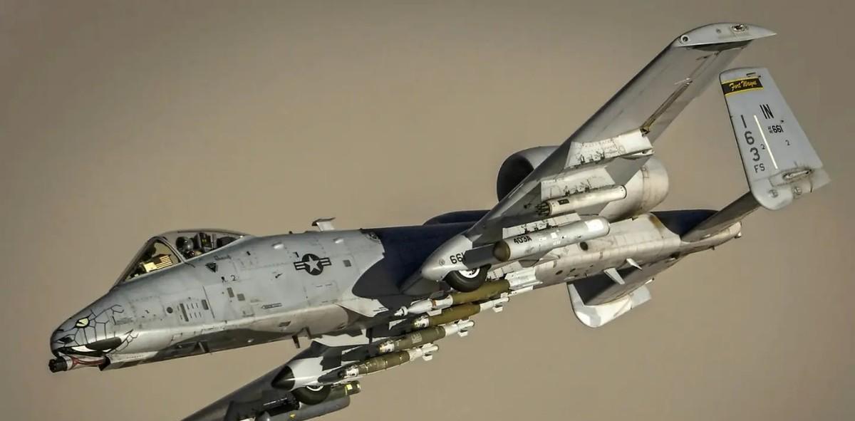 揭秘A-10攻擊機(jī)滿載的威力與戰(zhàn)略價(jià)值，A-10攻擊機(jī)威力與戰(zhàn)略價(jià)值深度解析