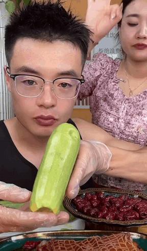 閱兵方陣中的鐵骨錚錚——士兵們的腰桿挺直，閱兵方陣中的鐵骨錚錚，士兵們的堅(jiān)定腰桿展現(xiàn)榮耀風(fēng)采