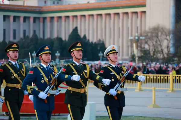三軍儀仗隊(duì)升旗——榮耀與責(zé)任的象征，三軍儀仗隊(duì)升旗，榮耀與責(zé)任的標(biāo)志