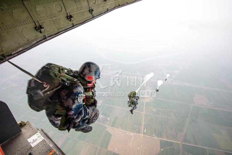 湖北荊門空降兵，英勇無畏，忠誠擔(dān)當(dāng)，湖北荊門英勇空降兵，忠誠擔(dān)當(dāng)，無畏前行