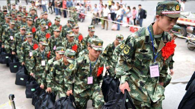 積極應(yīng)征入伍，青春熱血鑄軍魂，青春熱血，投身軍旅鑄軍魂