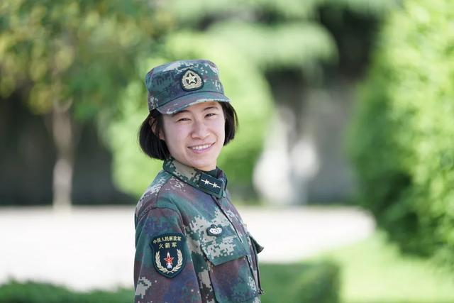 火箭軍軍服與陸軍軍服對比研究，火箭軍與陸軍軍服對比研究分析