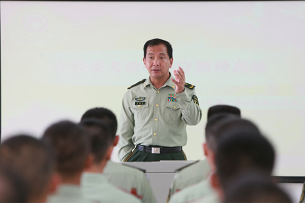 丁曉兵軍階，榮耀與擔(dān)當(dāng)?shù)南笳?，丁曉兵軍階，榮耀與擔(dān)當(dāng)?shù)南笳鳂?biāo)簽