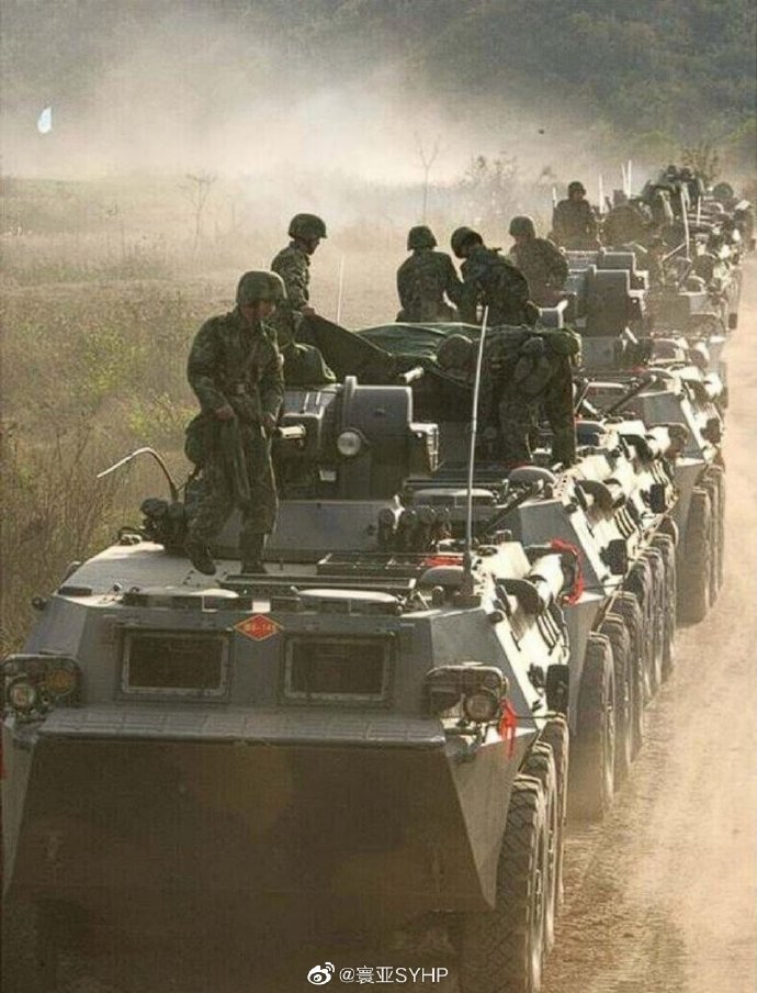韓國閱兵出現(xiàn)中國裝甲車，解讀背后的深層含義，韓國閱兵展現(xiàn)中國裝甲車身影，背后深層意義解讀