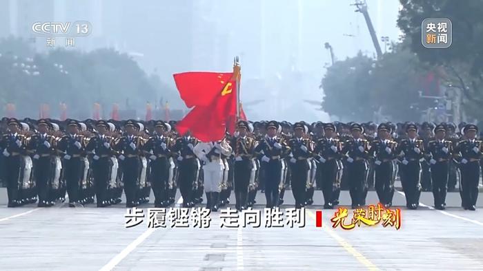 閱兵走過天安門，正步步伐與國(guó)威展現(xiàn)，閱兵盛典，正步展現(xiàn)國(guó)威與力量，天安門下的榮耀瞬間