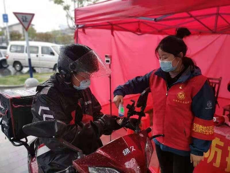 中國(guó)女兵在越南北湖，直面挑戰(zhàn)，尋找真相的肺炎探索之旅，中國(guó)女兵越南北湖肺炎探索之旅，直面挑戰(zhàn)，探尋真相