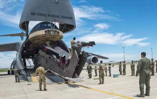 C130運(yùn)輸機(jī)貨艙尺寸及其在空中物流領(lǐng)域的應(yīng)用，C130運(yùn)輸機(jī)貨艙尺寸及空中物流應(yīng)用探究