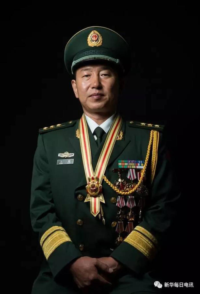 八一勛章獲得者，榮耀與擔(dān)當(dāng)?shù)南笳鳎艘粍渍芦@得者，榮耀與擔(dān)當(dāng)?shù)南笳?，彰顯英雄本色