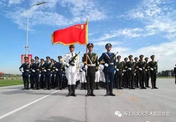 三軍儀仗隊(duì)朱振華，榮耀與擔(dān)當(dāng)?shù)南笳鳎妰x仗隊(duì)朱振華，榮耀與擔(dān)當(dāng)?shù)牡浞洞? class=