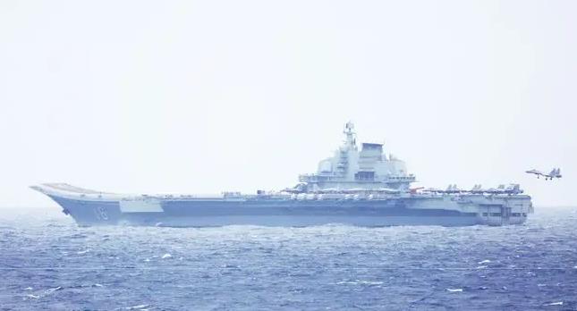 日本海驚現(xiàn)遼寧艦起降殲-15，一次歷史性的自拍，日本海域遼寧艦起降殲-15，歷史性瞬間自拍