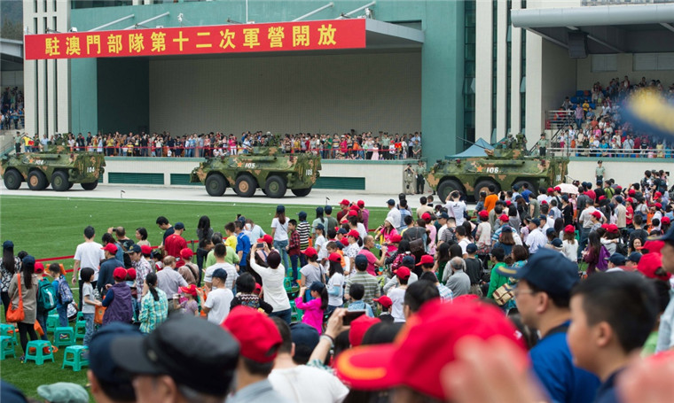 澳門市民觀看國(guó)慶閱兵，共同感受國(guó)家的繁榮與力量，澳門市民共賞國(guó)慶閱兵，共感祖國(guó)繁榮力量