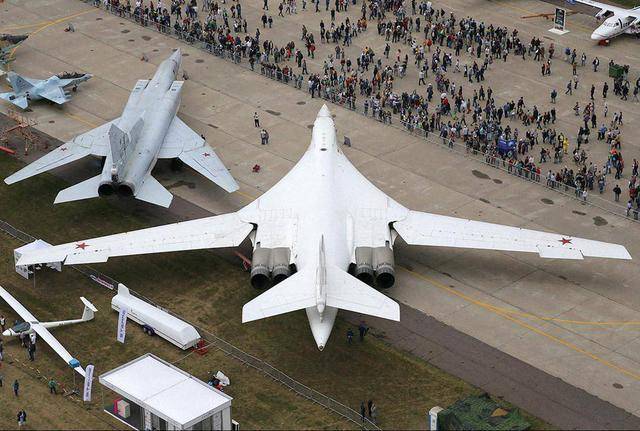 圖22M3逆火轟炸機(jī)長(zhǎng)度，深入解析冷戰(zhàn)巨型的尺寸與性能，冷戰(zhàn)巨無(wú)霸，圖-22M3逆火轟炸機(jī)的尺寸與性能深度解析