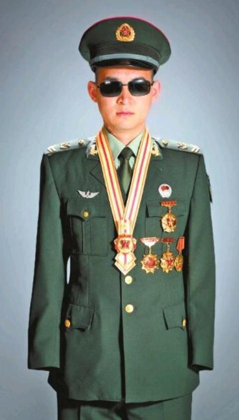 八一勛章與榮譽(yù)稱號，等級之辨，八一勛章與榮譽(yù)稱號，等級差異解讀