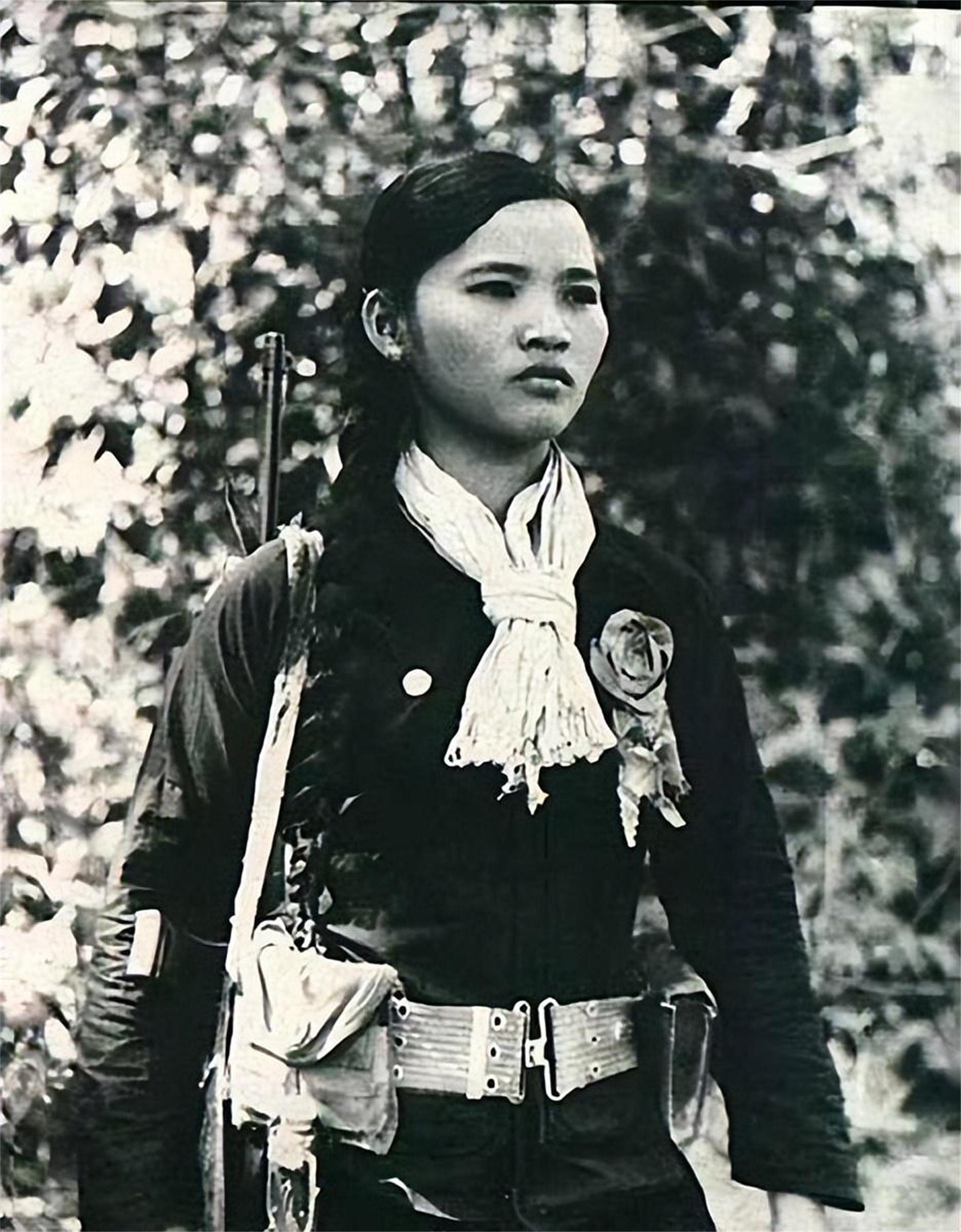 中國女兵在越南，圖片背后的故事與俘虜?shù)恼嫦?，中國女兵在越南，圖片背后的故事與俘虜真相揭秘