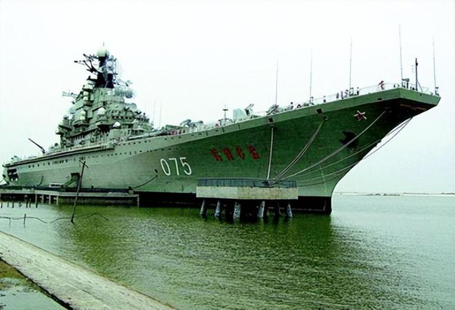 基輔號(hào)航空母艦?zāi)Ｐ?，探索與賞析，基輔號(hào)航空母艦?zāi)Ｐ停疃忍剿髋c賞析