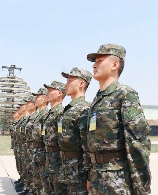 探索未來(lái)戰(zhàn)場(chǎng)時(shí)尚，全新設(shè)計(jì)的21款迷彩作訓(xùn)服，未來(lái)戰(zhàn)場(chǎng)時(shí)尚風(fēng)向標(biāo)，全新迷彩作訓(xùn)服系列探索