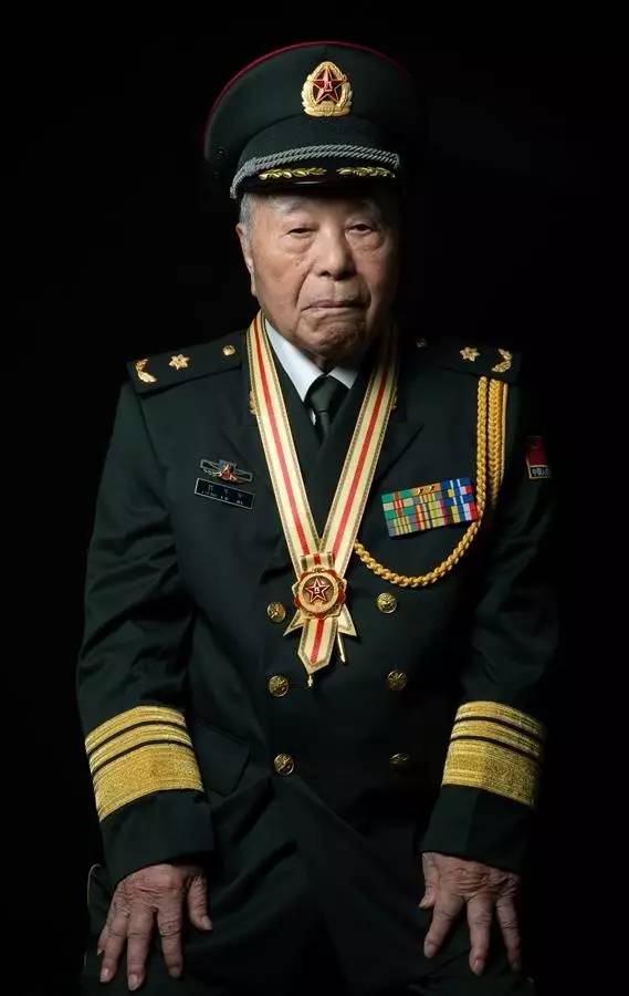 解放軍八一勛章獲得者的榮耀與擔(dān)當(dāng)，解放軍八一勛章獲得者，榮耀與擔(dān)當(dāng)?shù)牡浞? class=