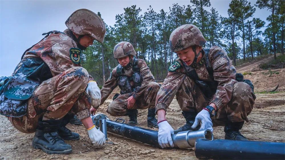 紀念人民海軍成立七十周年，向海圖強，四級軍士長的女性力量，紀念海軍成立七十周年，女性四級軍士長的力量，向海圖強