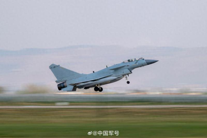 殲-10戰(zhàn)機(jī)一小時(shí)油耗解析，殲-10戰(zhàn)機(jī)一小時(shí)油耗深度解析