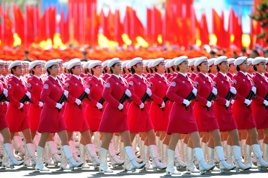 女民兵閱兵方隊高清大圖，展現(xiàn)新時代巾幗英雄的颯爽英姿，女民兵閱兵方隊風采，新時代巾幗英雄的颯爽英姿高清大圖展示