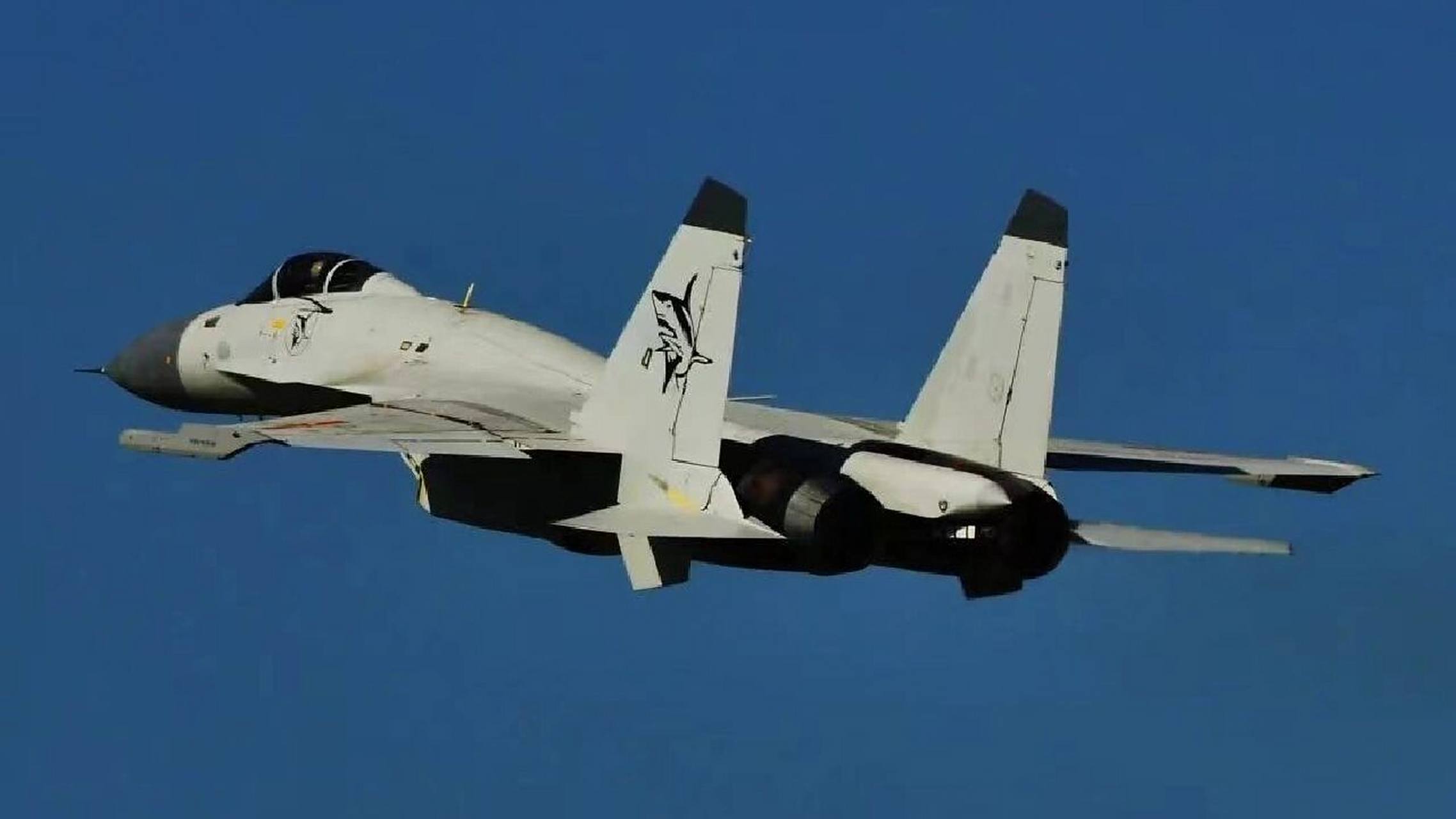 殲-15，唯一在役重型艦載戰(zhàn)斗機(jī)的卓越性能與戰(zhàn)略價(jià)值，殲-15重型艦載戰(zhàn)斗機(jī)，卓越性能與戰(zhàn)略價(jià)值的體現(xiàn)