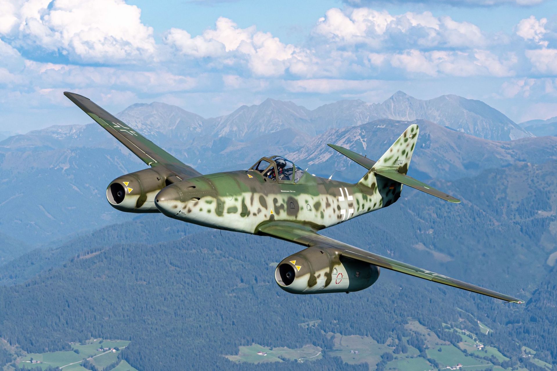 Me262戰(zhàn)斗機與米格9戰(zhàn)斗機的空中對決，歷史與性能對比，Me262與米格9戰(zhàn)斗機，空中對決的歷史與性能對比