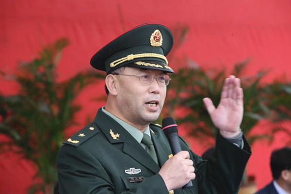 集團(tuán)軍司令員和軍區(qū)司令員一樣嗎？——軍事體制中的層級差異，軍事體制解析，集團(tuán)軍司令員與軍區(qū)司令員的層級差異