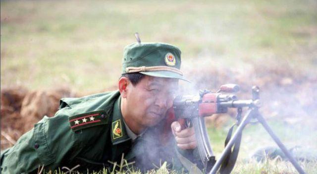揭秘丁曉兵斷臂圖片背后的畫(huà)家故事，揭秘丁曉兵斷臂圖片背后的畫(huà)家傳奇故事