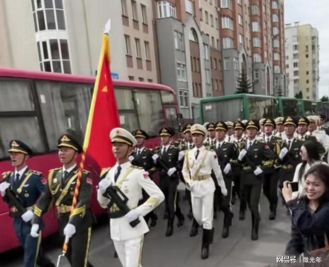 三軍儀仗隊(duì)參加國外閱兵，展現(xiàn)國家榮耀與力量，三軍儀仗隊(duì)海外閱兵展現(xiàn)國家榮耀與力量風(fēng)采