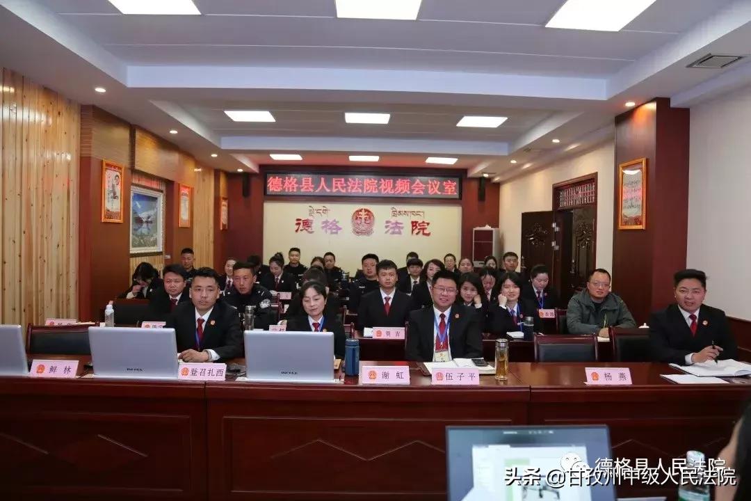 熱門新聞PPT，信息時(shí)代下的新聞呈現(xiàn)與傳播革新，信息時(shí)代下的新聞呈現(xiàn)與傳播革新，熱門新聞PPT解析
