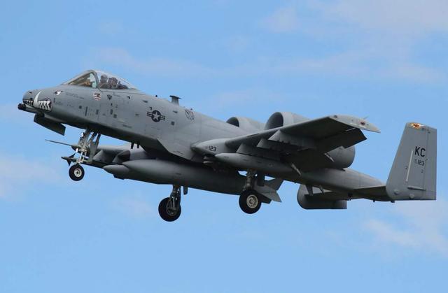 A-10攻擊機(jī)的航程，力量與耐力的完美結(jié)合，A-10攻擊機(jī)，航程、力量與耐力的巔峰融合