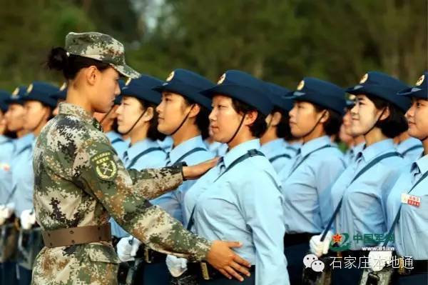 中國女兵，帥氣背影的圖片與故事，中國女兵的帥氣背影與故事風(fēng)采展示