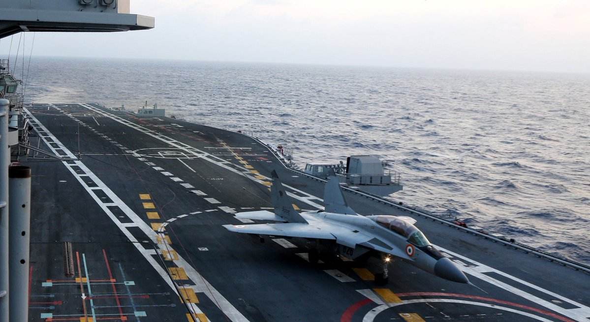 直18成功降落在國產(chǎn)航母上，展現(xiàn)中國海軍力量的嶄新篇章，直-18成功降落國產(chǎn)航母，中國海軍力量嶄露頭角