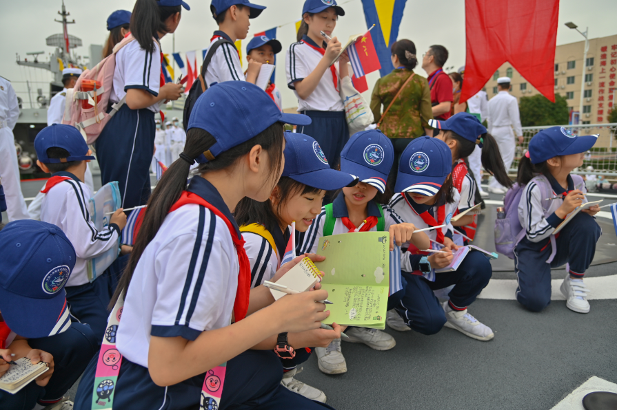 海軍節(jié)有感，榮耀與擔(dān)當(dāng)?shù)暮Ｑ笾?，海軍?jié)有感，榮耀海洋之歌與擔(dān)當(dāng)使命的交響
