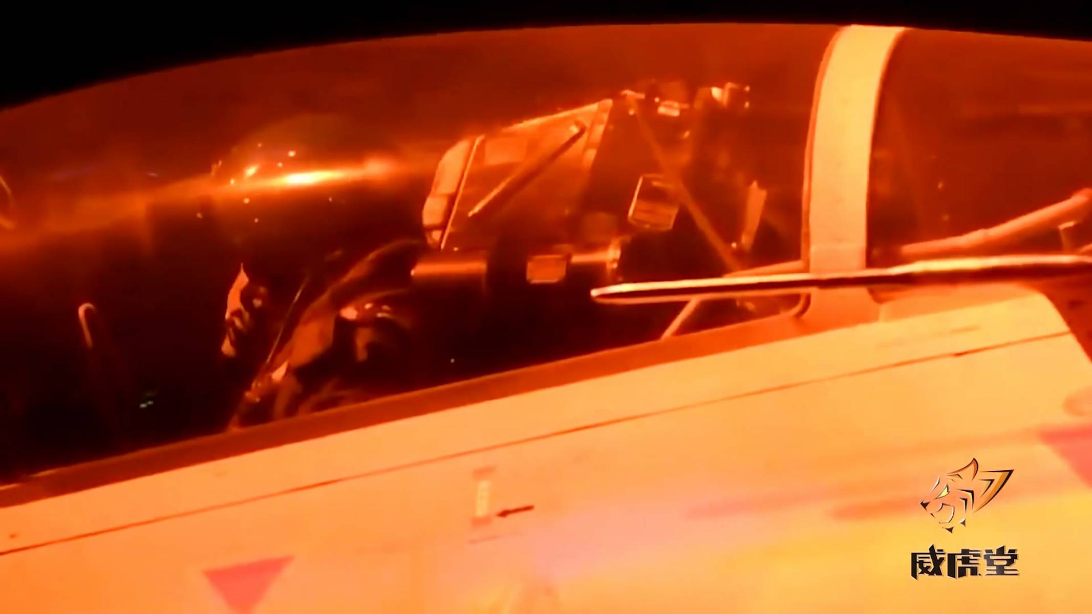 實(shí)拍殲-15夜間著艦恐怖12秒，揭秘英勇瞬間的背后故事，揭秘殲-15夜間著艦驚險(xiǎn)瞬間，英勇背后的故事曝光