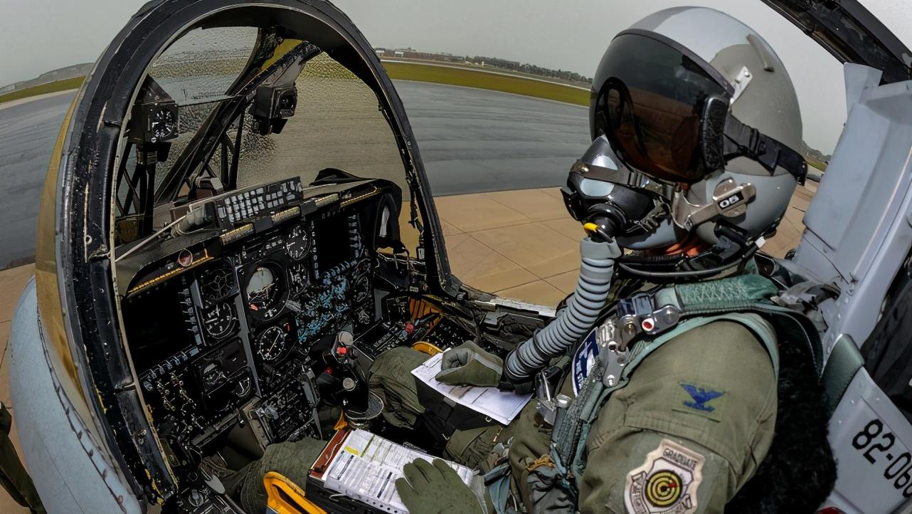 探索A-10攻擊機紙模型圖紙，紙上的戰(zhàn)爭藝術(shù)，紙模型探索，A-10攻擊機的戰(zhàn)爭藝術(shù)圖紙