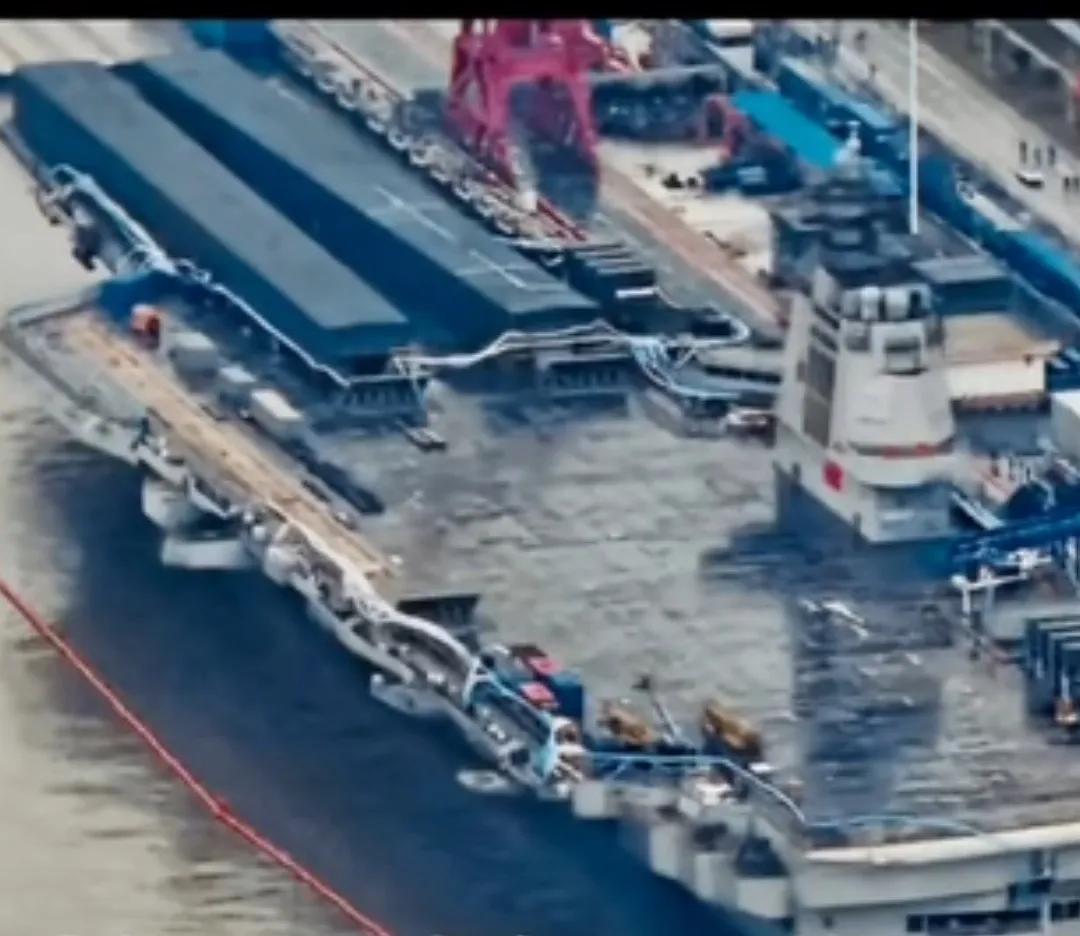 中國(guó)第一艘航母的建成，歷史回顧與意義深遠(yuǎn)，中國(guó)首艘航母的建成，歷史回顧與深遠(yuǎn)意義